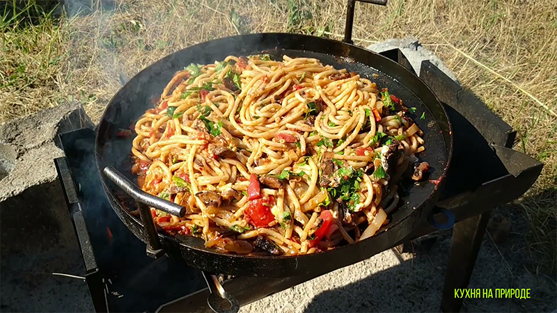 Спагетти с грибами на сковороде из бороны (садж) ► как приготовить макароны с грибами на природе